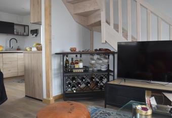 cabane de pecheur allows 18 year olds to book a room