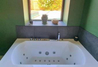 Les   curies de St leu - Sauna et baln  oth  rapie allows 18 year olds to book a room