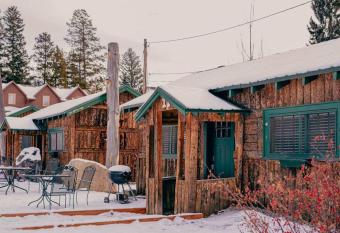 Loose Moose cabin 9 @ Grand Lake Village - 1 block to lake has rooms with a private hot tub