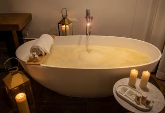 Suite Residenza Quartieri Storici Duomo has rooms with a private hot tub