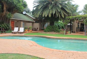 Birdsong Guest House has Balcony rooms