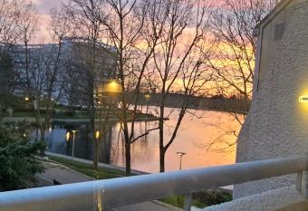 The Lake House rooms - 20 min to Paris by metro has Balcony rooms