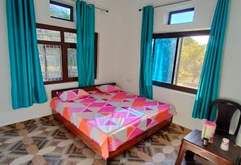 TRUE VIBES HERE (PAYAL HOMESTAY) allows 18 year olds to book a room