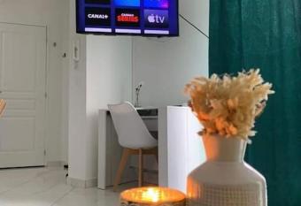 L   Emeraude has Balcony rooms