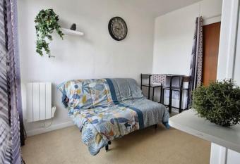 Studio - Marina 5 - 31 all  e des Pinons - 4-1 allows 18 year olds to book a room