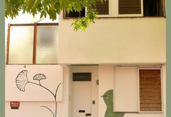 Ginkgo Hostel La Plata has Balcony rooms