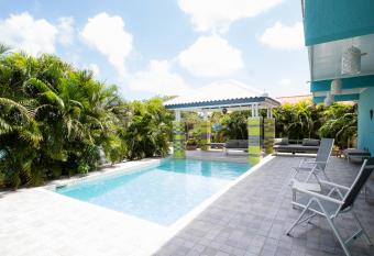 6-8p Apartment Pool, Fitness, Beach 7 Min allows 18 year olds to book a room