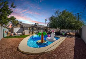 Old Town_Family & Pet Friendly_Jacuzzi_King has rooms with a private hot tub