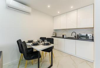 GOLDEN PEARL SPA prywatny apartament z SAUNA i JACUZZI has rooms with a private hot tub