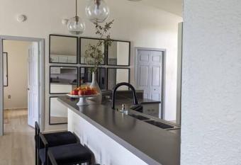 Cozy Organic Modern Home-6 min from Legoland allows 18 year olds to book a room