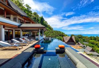 Seaview Villa Yang Som at Surin Beach has rooms with a private hot tub