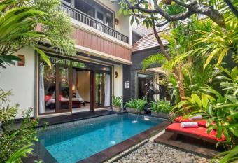 Bramanty 2 BR Private Pool Villa NE47 has rooms with a private hot tub
