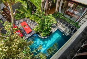 Catra 3 BR Private Pool Villa NE48 has rooms with a private hot tub
