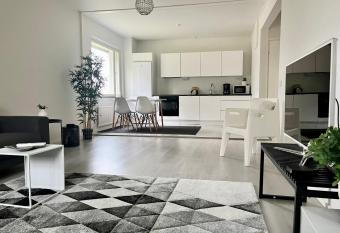 T  ysin remontoitu kaksio. Ilmainen pys  k  inti! has Balcony rooms