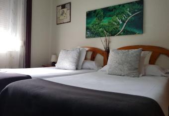 Pensi  n Leyre allows 18 year olds to book a room