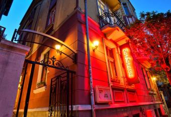 Guest House 32 has Balcony rooms