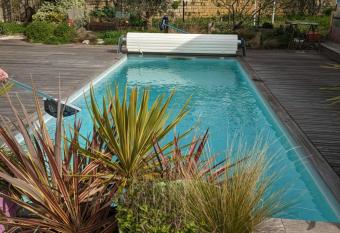 Maison avec piscine et jardin proche mer, La Rochelle allows 18 year olds to book a room