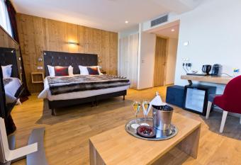 H  tel restaurant Spa de l Abbaye allows 18 year olds to book a room