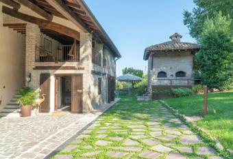 Casale Gambini allows 18 year olds to book a room