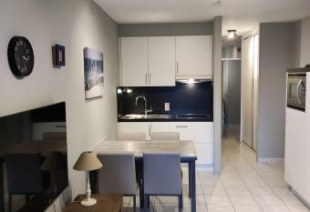 Vert    la Mer has Balcony rooms