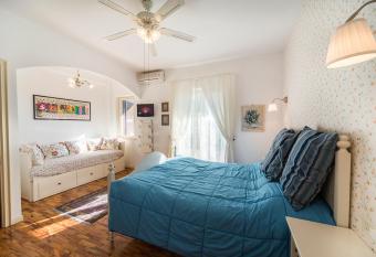 B&B Casale dell Insugherata has rooms with a private hot tub