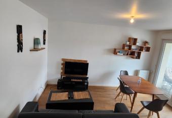 Cosy Furnished Studio Near Paris and Stade de France allows 18 year olds to book a room