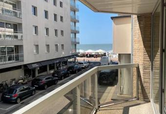 Mooi appartement met zijdelings zeezicht, op 100 meter van strand allows 18 year olds to book a room
