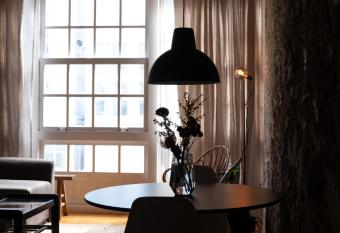 Cosy flat, heart of the city allows 18 year olds to book a room