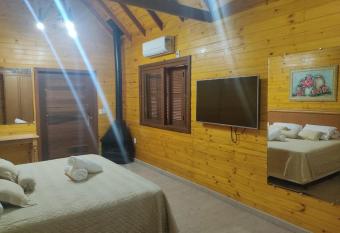 Pousada Villa Fiorita has rooms with a private hot tub