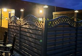 Colestone Cabins Rural Retreat - THE HARE DELUXE CABIN has Balcony rooms