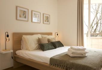 Apartment near the station and city centers has Balcony rooms