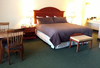 Hurricane Inn has rooms with a private hot tub