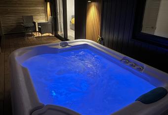 Glenariff Forest Evergreen Lodge has rooms with a private hot tub