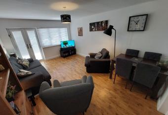 Paisley Pineapple Flat Central UWS Glasgow Airport has Balcony rooms