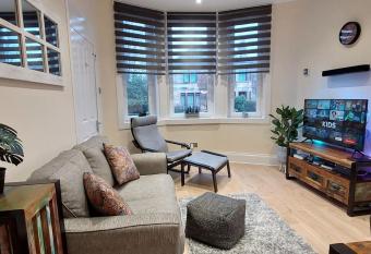 Paisley Pattern Flat West End UWS UNI GLA Glasgow Airport allows 18 year olds to book a room