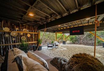 A-Frame 1*Tree House* King Bed* Hot tub* Fredericksburg*EV has rooms with a private hot tub