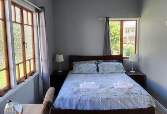 Urban Riverside Rest has rooms with a private hot tub