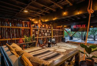 A-Frame 2 Treehouse * Hottub* Fredericksburg * Romantic * EV has rooms with a private hot tub