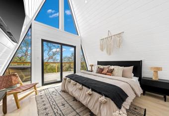 A-Frame 3 Treehouse * Hot tub* Romantic has rooms with a private hot tub