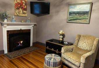 37 Oak Ridge House has rooms with a private hot tub