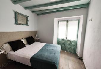 Apartamento PUERTA DE C  RDOBA allows 18 year olds to book a room