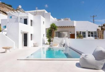 The Coast Suites has Balcony rooms