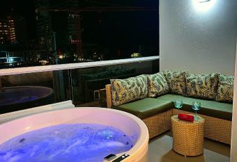 Apartasuite con jacuzzi en Santa Marta zona pozos Coloradoss has rooms with a private hot tub