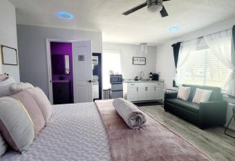 Private Modern Suite, parking, Wi-Fi,netflix allows 18 year olds to book a room