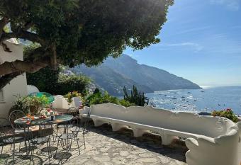 Villa Fornillo 84 Positano allows 18 year olds to book a room