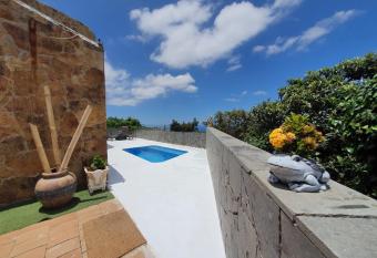 VILLA LA PAZ allows 18 year olds to book a room