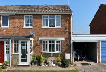 The Marlene - Lovely 3-Bed Home - Free WIFI & Parking - Short or Long Stays has Balcony rooms