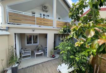 Grand studio charmant, tout   quip      has Balcony rooms