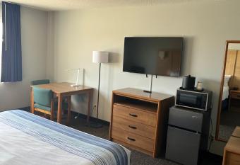 Days Inn & Suites by Wyndham Williamsburg IA North has rooms with a private hot tub