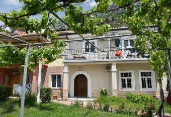 Garden Villa Guni has rooms with a private hot tub